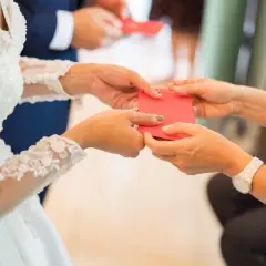 Ile chrzestni dają na wesele? Odkryj standardowe kwoty prezentów