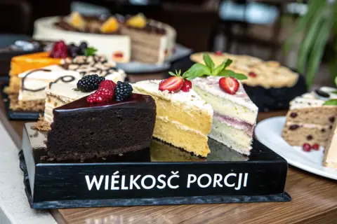 Ile kg tort na 10 osób? Odpowiedzi, które zaskoczą każdego