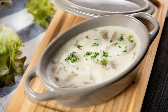 Ile kcal ma zupa pieczarkowa? Sprawdź, co wpływa na kalorie